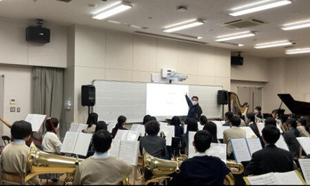 【吹奏楽部】井村誠貴先生に合奏指導をしていただきました。