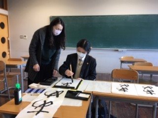 【高校】留学生の書道体験
