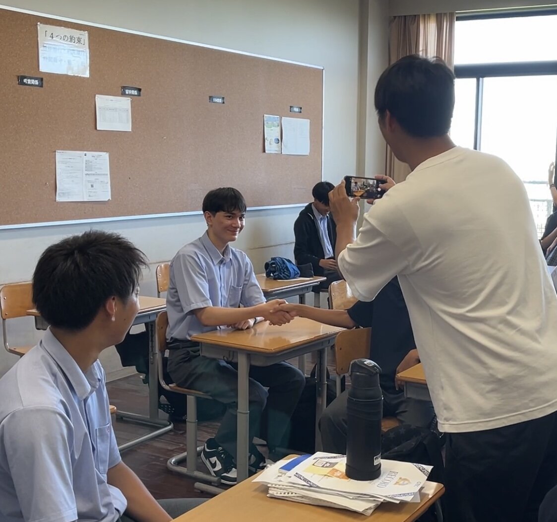 高校1年生5組に、留学生のヴァレンティン君が仲間入りしました！