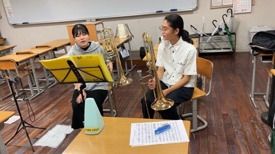 相愛大学の学生の方に来校していただき、吹奏楽部員が楽器のレッスンを受けました。